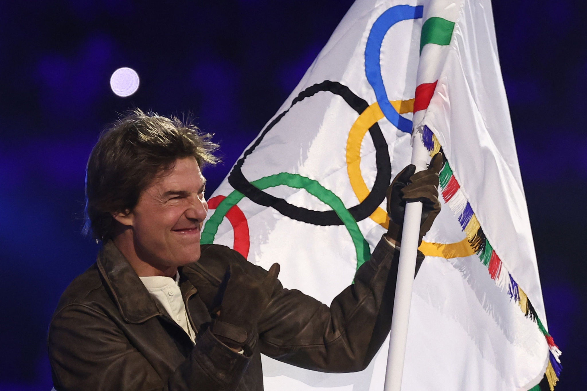 Tom Cruise participou da cerimônia de encerramento dos Jogos Olímpicos de Paris 2024 ao som do tema da franquia Missão Impossível 
