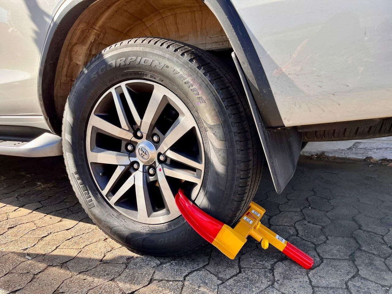 Imagem mostra trava de segurança no carro