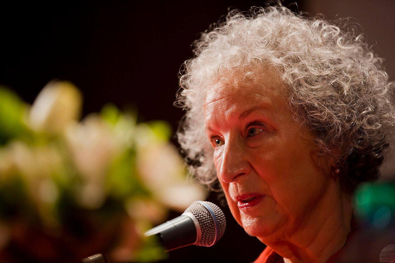 Margaret Atwood resolveu publicar e repercutir em suas redes sociais um artigo que critica a linguagem neutra em termos de gênero