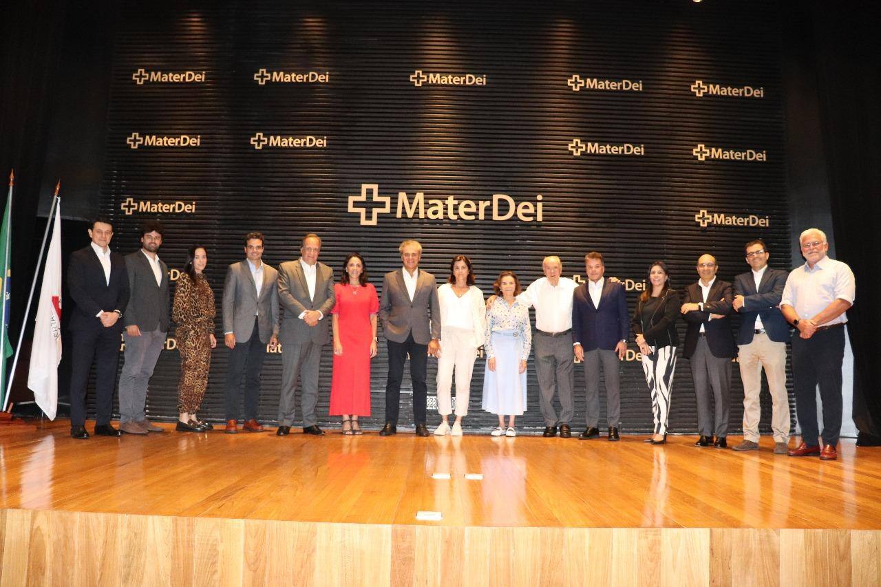 Da esquerda para a direita: Carlos Marinelli( presidente Atlântica); Felipe Ligorio( VP Mater Dei); Renata Grande( VP Mater Dei); José Henrique Salvador ( CEO Mater Dei); Ivan Gontijo( CEO Bradesco Seguros); Márcia Salvador ( VP Conselho de Administração Mater Dei); Henrique Salvador ( presidente do Conselho de Administração Mater Dei); Maria Norma Salvador ( VP Conselho de Administração Mater Dei); Norma Salvador ( Fundadora Mater Dei); José Salvador ( Fundador Mater Dei); Renato Salvador ( Conselheiro Mater Dei); Rani Campos( Diretora de RH Mater Dei); Manoel Peres ( CEO Bradesco Saúde); Rafael Cordeiro ( CFO Mater Dei); Maurício Ceschin ( Conselheiro Mater Dei.)