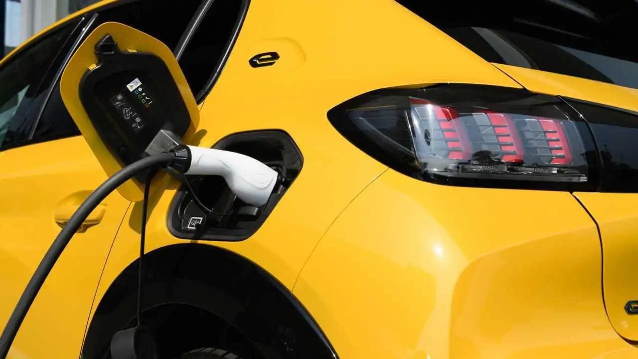 Peugeot e-208 é um dos modelos elétricos mais acessíveis à venda no Brasil