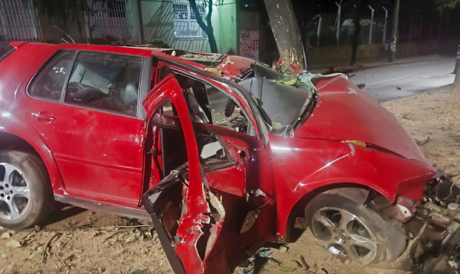 Carro ficou destruído após acidente grave na avenida Barão Homem de Melo 