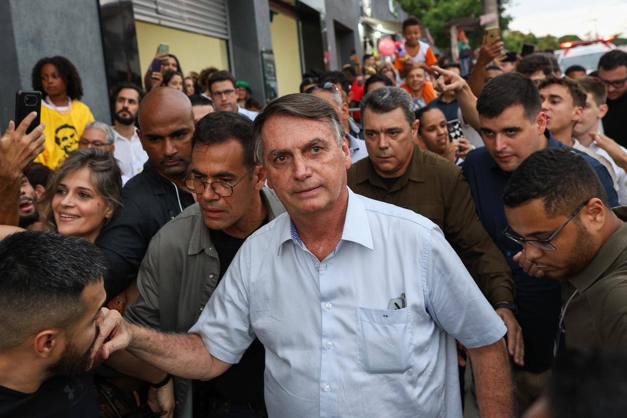 Apoiadores do ex-presidente Jair Bolsonaro fazem fila para entrar na Igreja Comunidade Evangélica Graça & Paz