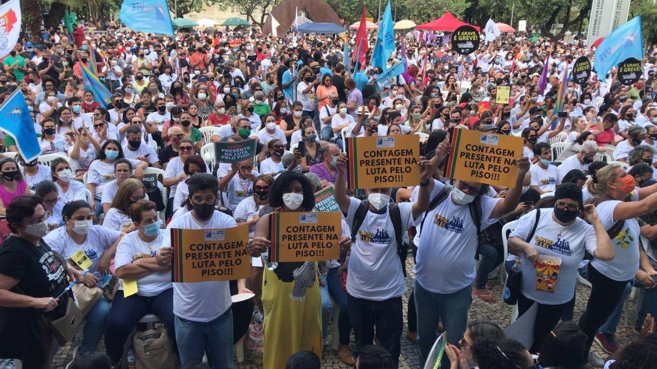 Trabalhadores da Educação em manifestação  na Assembleia Legislativa de Minas Gerais