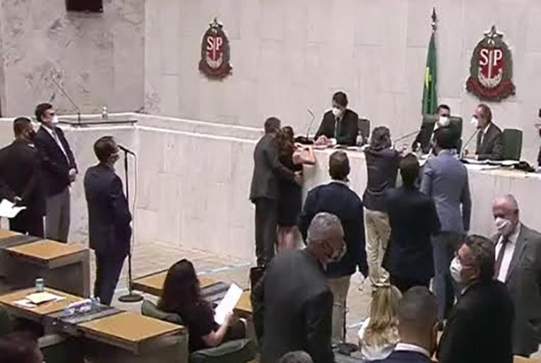 Vídeo mostra o deputado atrás da parlamentar, colocando a mão na lateral de seus seios