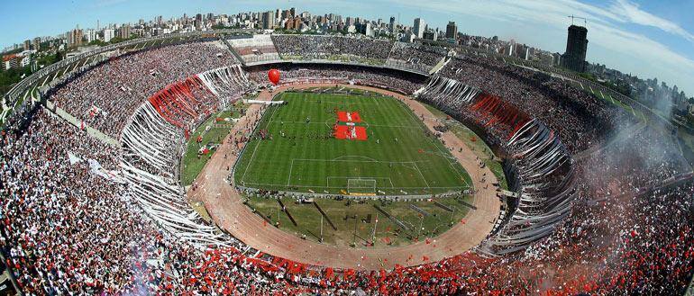 Torcida do River protagoniza cenas lamentáveis do lado de fora do estádio Monumental