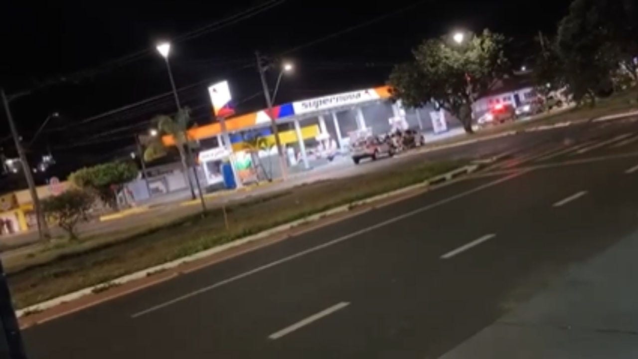 A fuga terminou dentro do posto de combustíveis após intensa troca de tiros