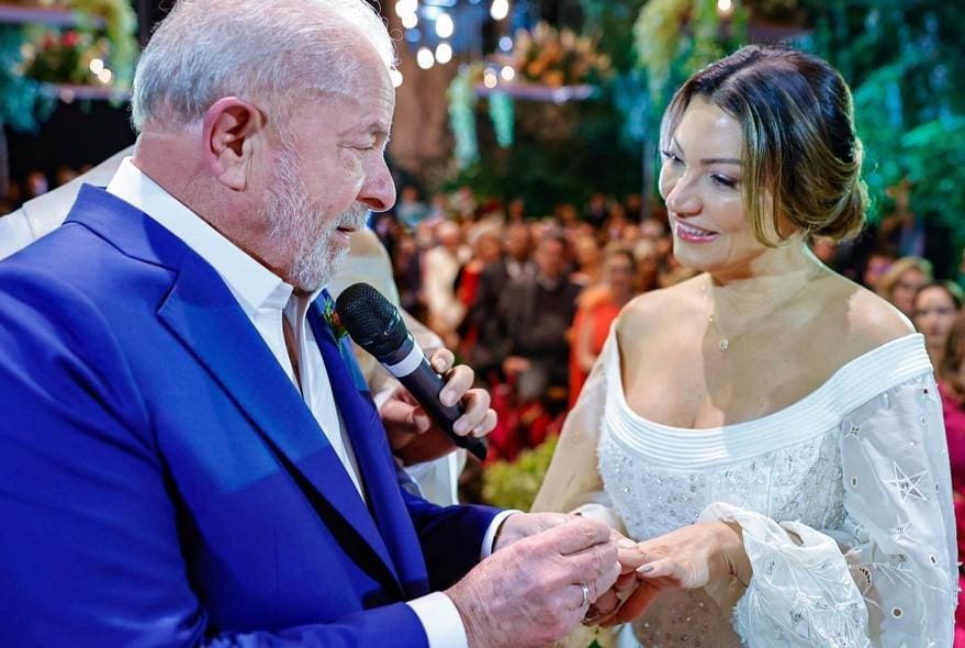Lula e Janja trocam alianças