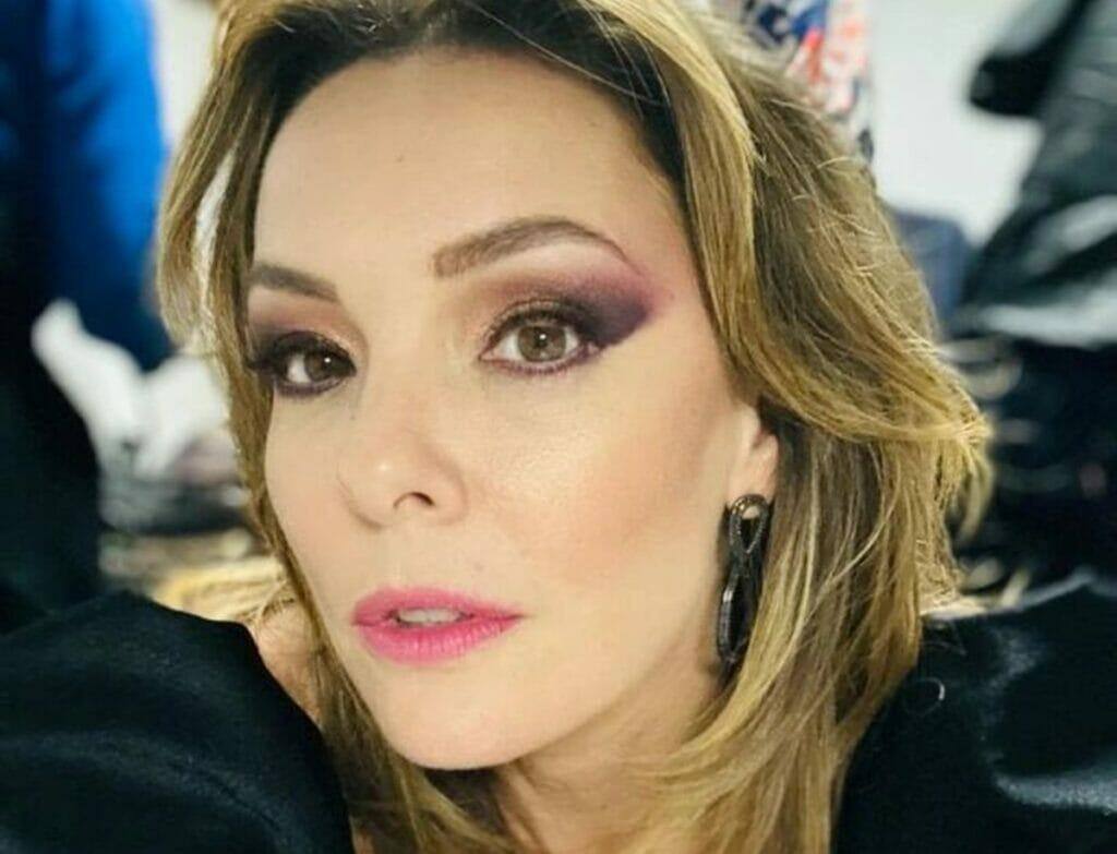 Regiane Alves relembra beijo lésbico cortado em ‘Vai na Fé’: “Fiquei frustrada”