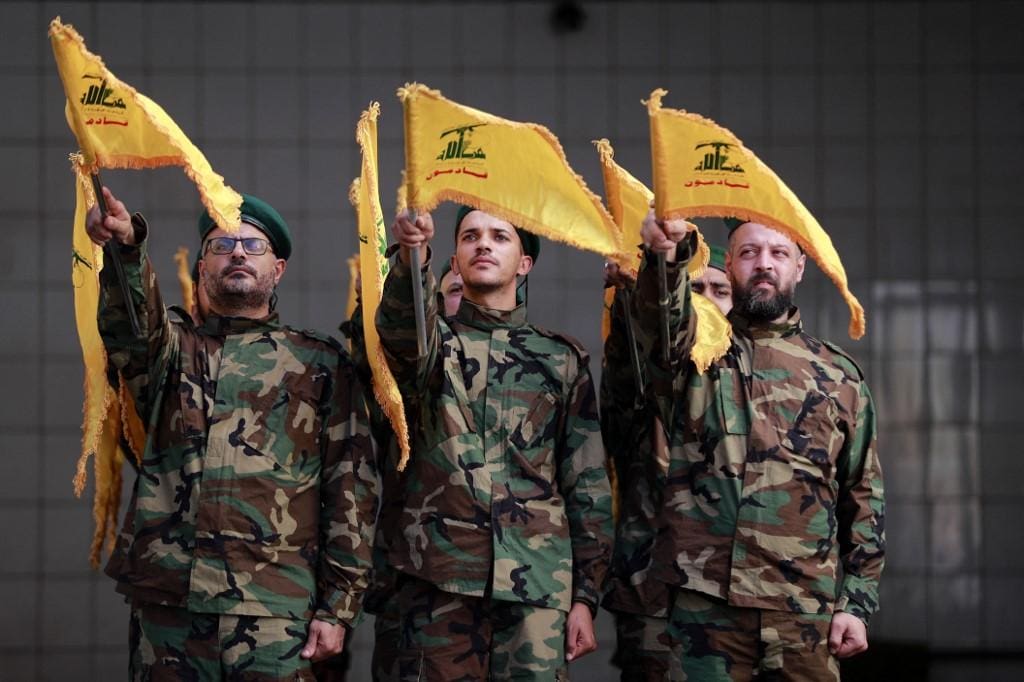 Combatentes libaneses do Hezbollah preparam-se para marchar no funeral de um colega militante, morto um dia antes no sul do Líbano durante um tiroteio transfronteiriço com tropas israelitas, em 4 de novembro de 2023