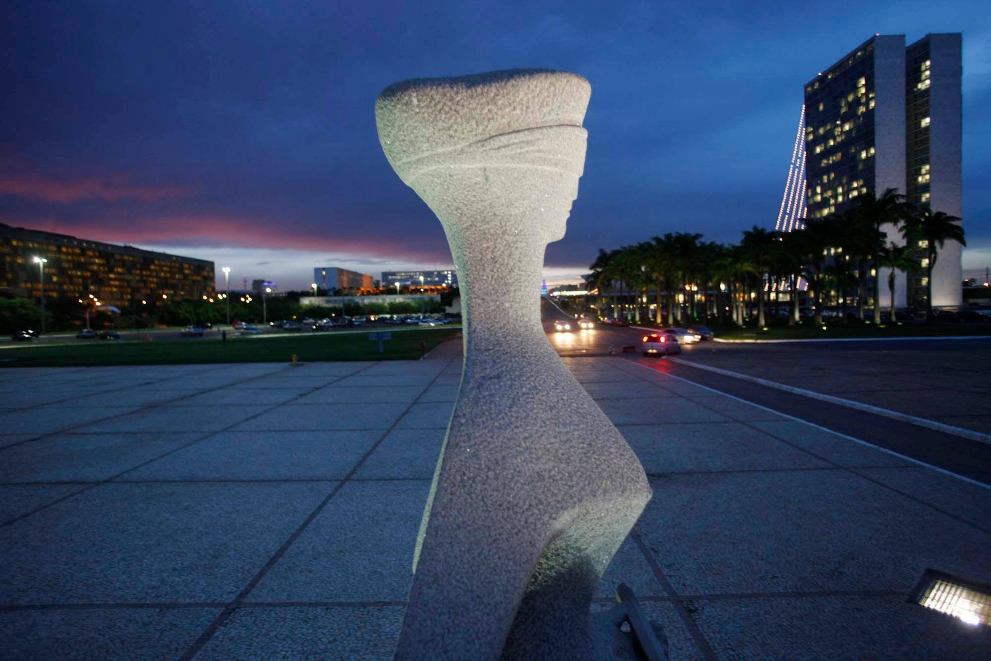 Escultura "A Justiça" em frente ao prédio do STF