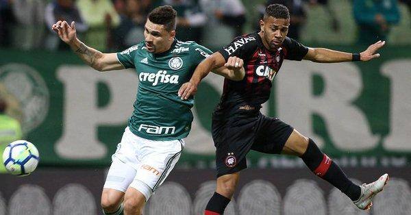 Palmeiras bate Atlético-PR e mantém perseguição aos líderes do Brasileirão