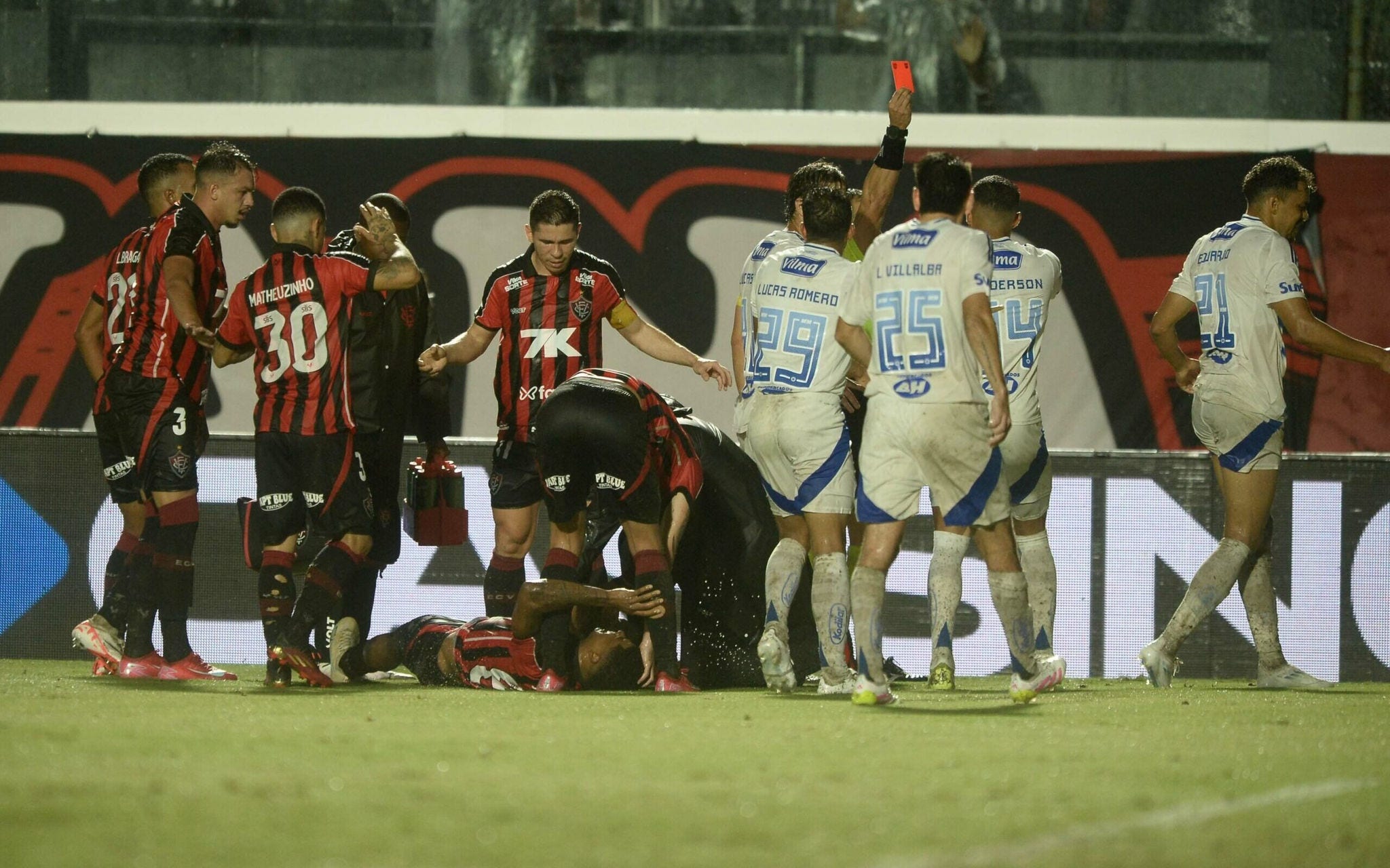 Meia Eduardo, do Cruzeiro, é expulso enquanto Jamerson, do Vitória, é atendido no gramado (Foto: Jhony Pinho/AGIF)