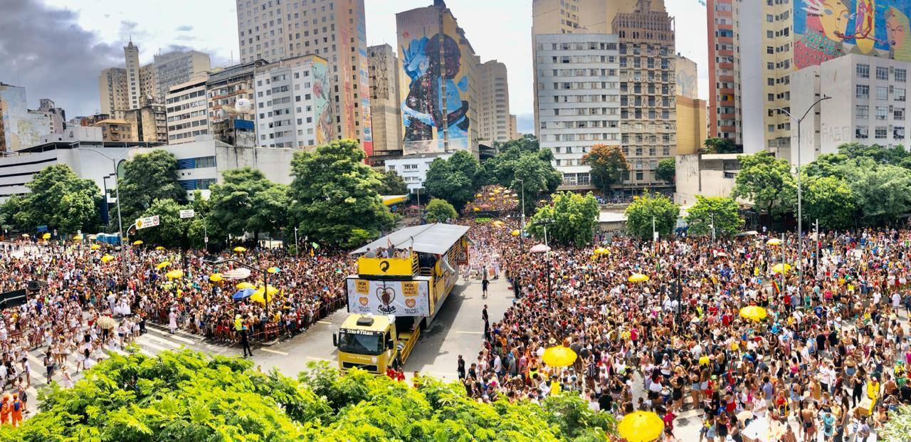 Baianas Ozadas se aproxima da praça da Estação