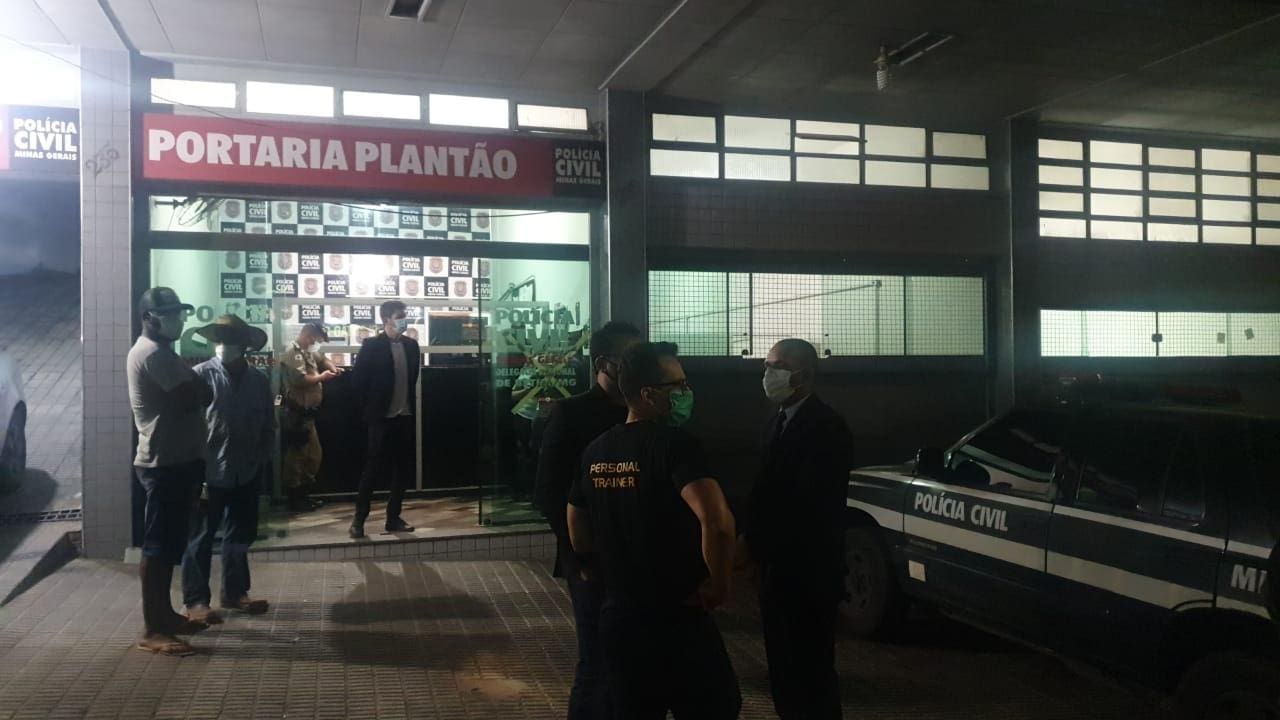 Advogados da dentista aguardam na entrada da Delegacia Regional de Betim