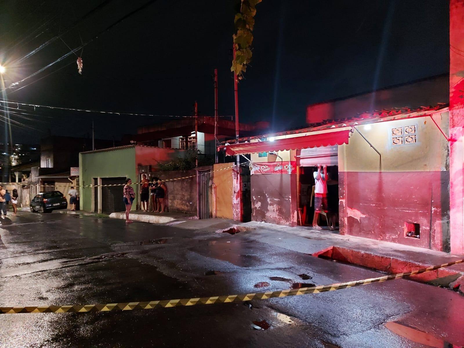 Homem teria atirado aleatoriamente em pessoas que estavam próximas à casa dele, no bairro Nova Cintra, em BH