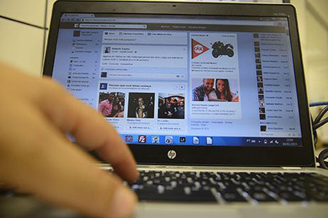 Pessoa usando o Facebook no computador