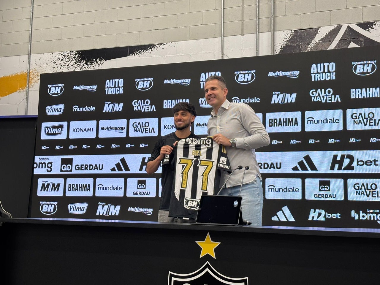 Biel foi apresentado pro Victor Bagy, diretor executivo do Atlético
