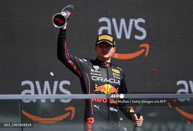 Verstappen chega a oito vitórias no ano