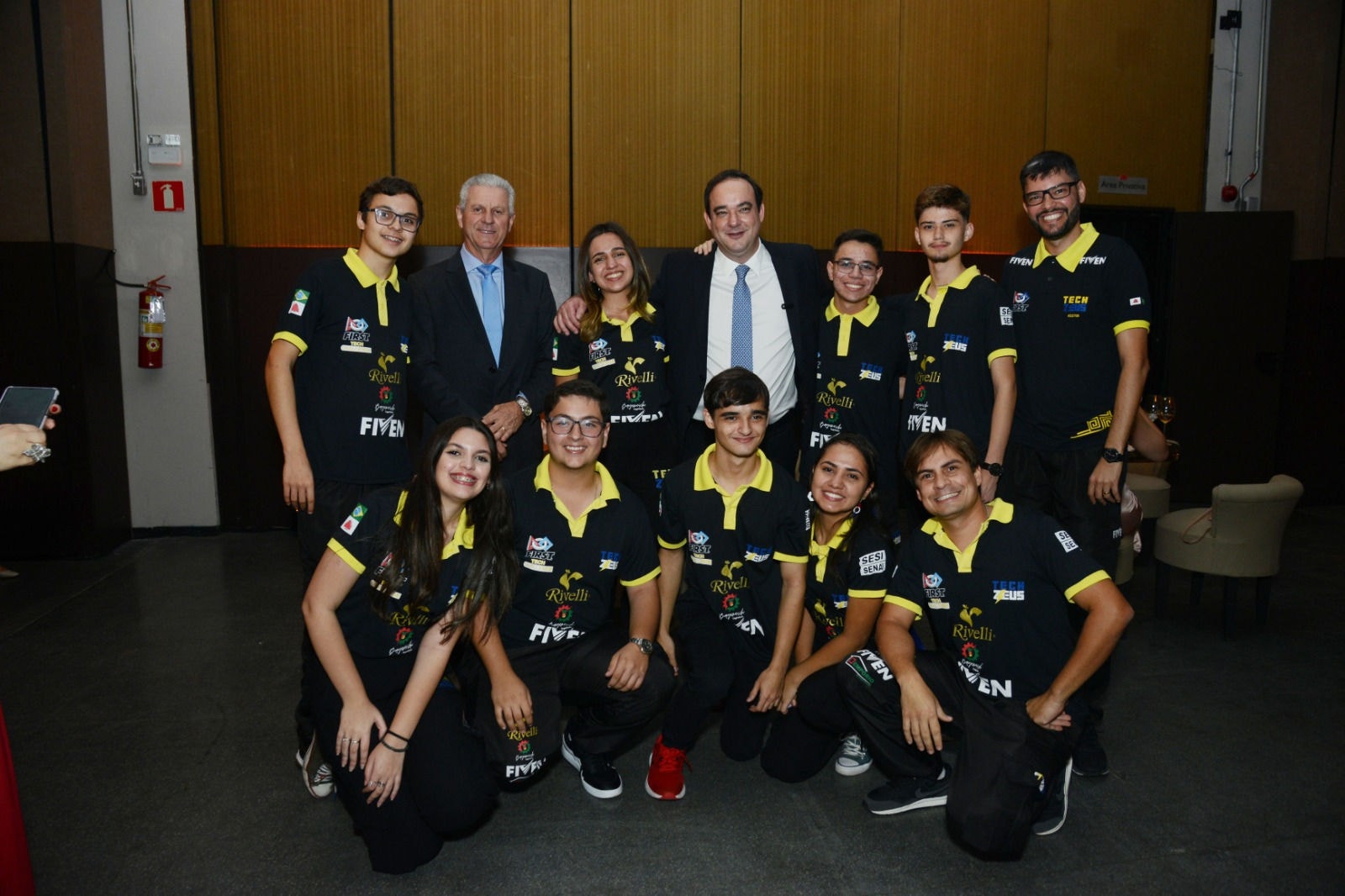 Presidente do Sistema Fiemg, Flávio Roscoe; e o vice-presidente de finanças do Sistema Faemg Senar, Renato Laguardia, com alunos da equipe Tech Zeus do Sesi Barbacena que ganharam o Campeonato Nacional de Robótica promovido pelo Sesi Nacional que aconteceu em Brasília; e o segundo lugar no Torneio Mundial de Robótica que ocorreu em Houston, nos Estados Unidos