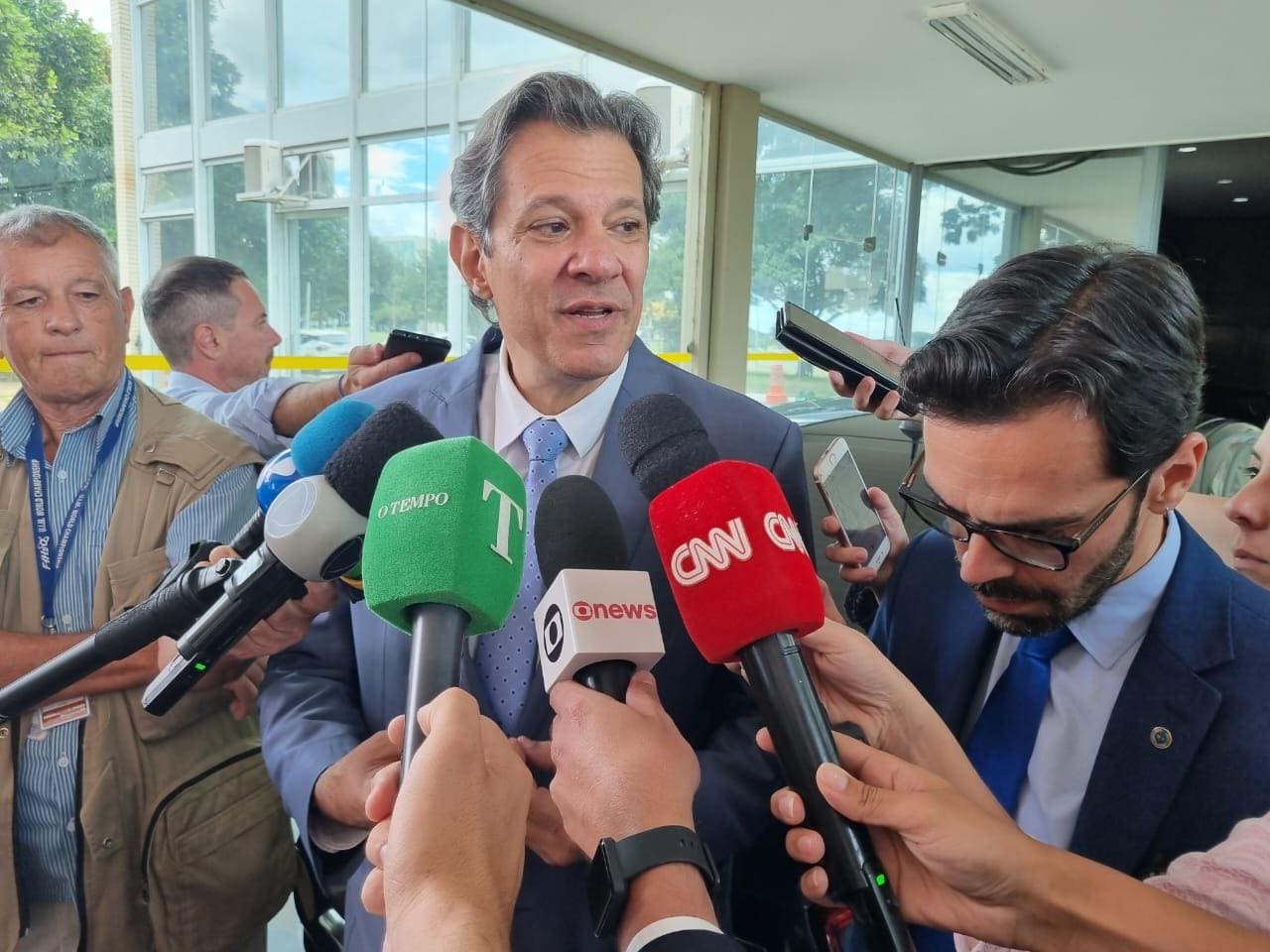 Ministro da Fazenda Fernando Haddad responde jornalistas, em Brasília