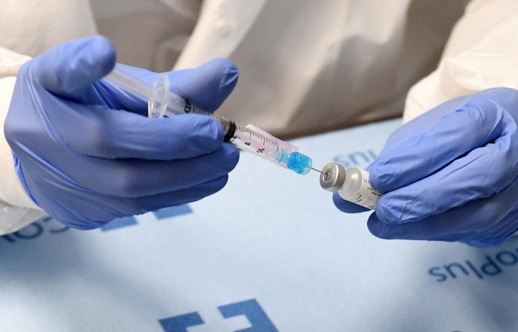 Além dos EUA, o Canadá e o Reino Unido já fecharam acordos para obter doses de vacinas muito superiores ao necessário para imunizar suas populações