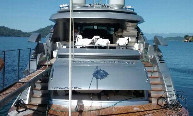 Com capacidade para 21 passageiros, o iate tem salas, cozinha, espaço para guardar dois jet skis e quatro quartos