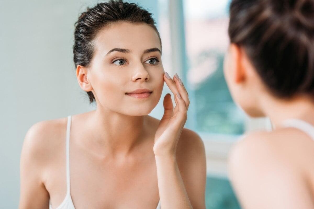 Além disso, costumam incorporar em suas rotinas de beleza hábitos como a limpeza suave, a hidratação adequada e a proteção solar