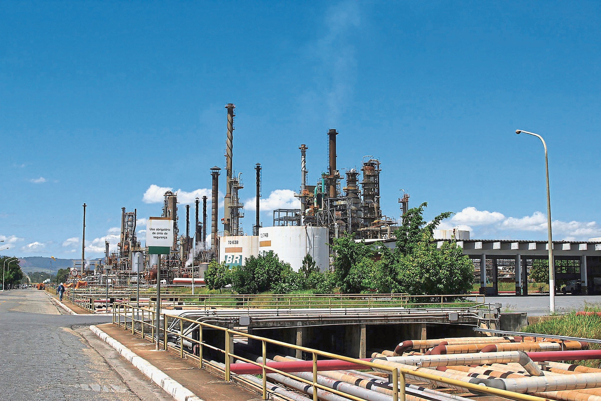 Petrobras analisa mercado internacional e preço do dólar antes de calcular valor de seus produtos