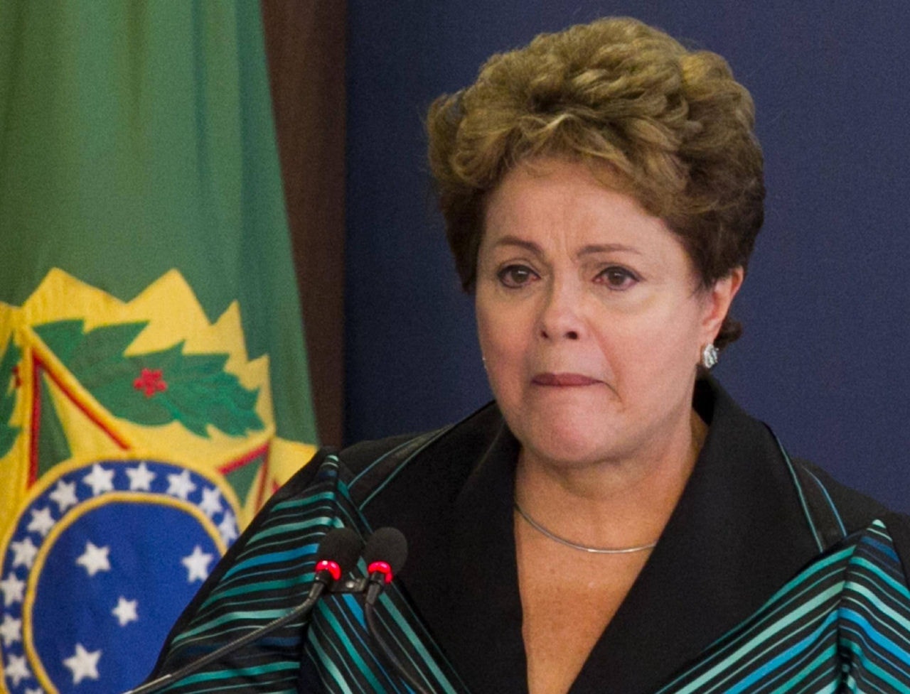 Dilma emociona-se ao receber relatório final da Comissão da Verdade