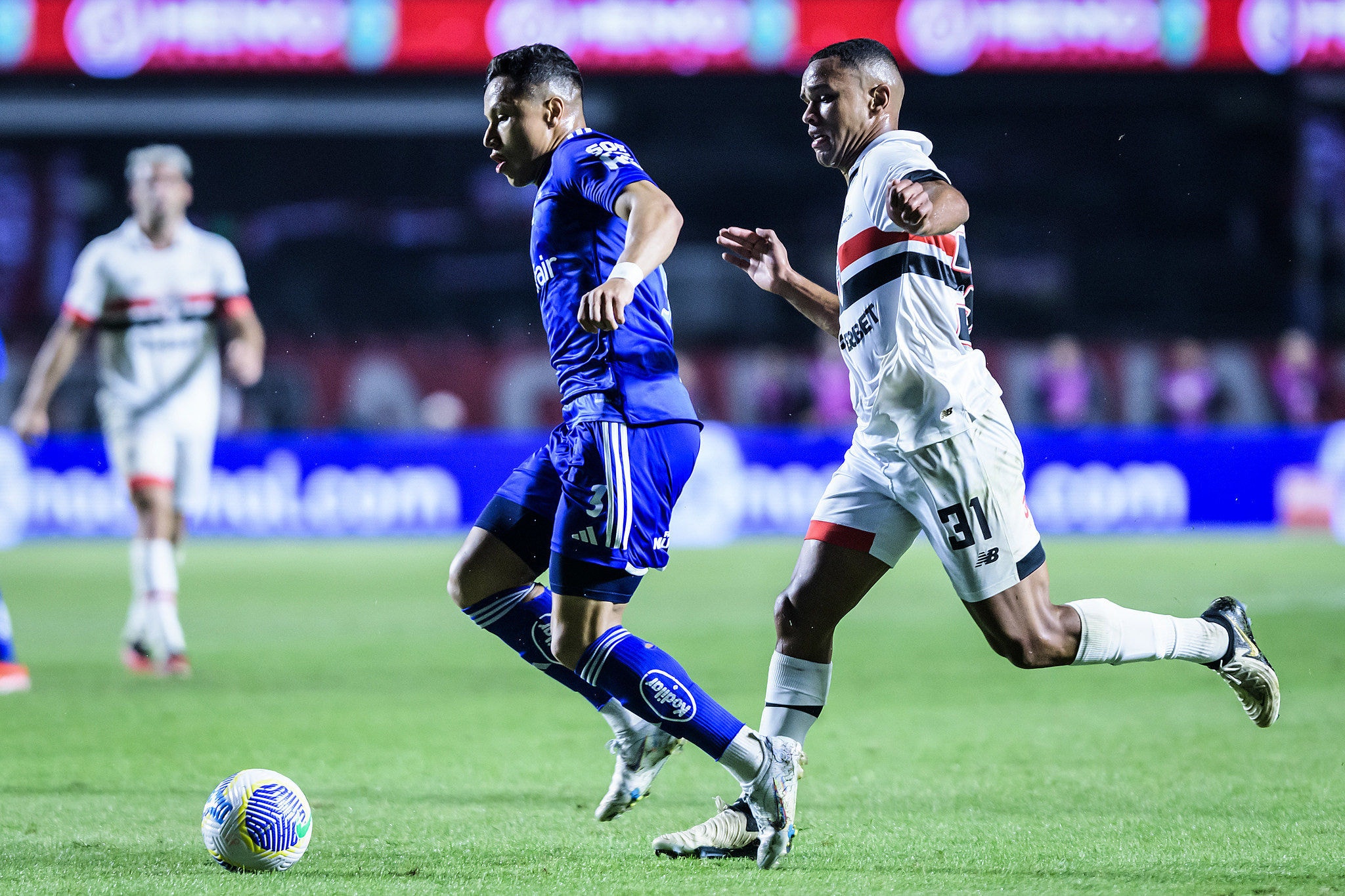 No primeiro turno do Brasileirão 2024, o Cruzeiro foi derrotado pelo São Paulo por 2 a 0, no MorumBis