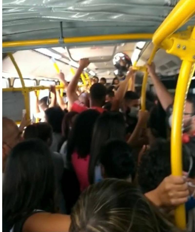Usuários reclamam da situação dos ônibus: segundo eles, coletivos estão atrasando muito e passam lotados
