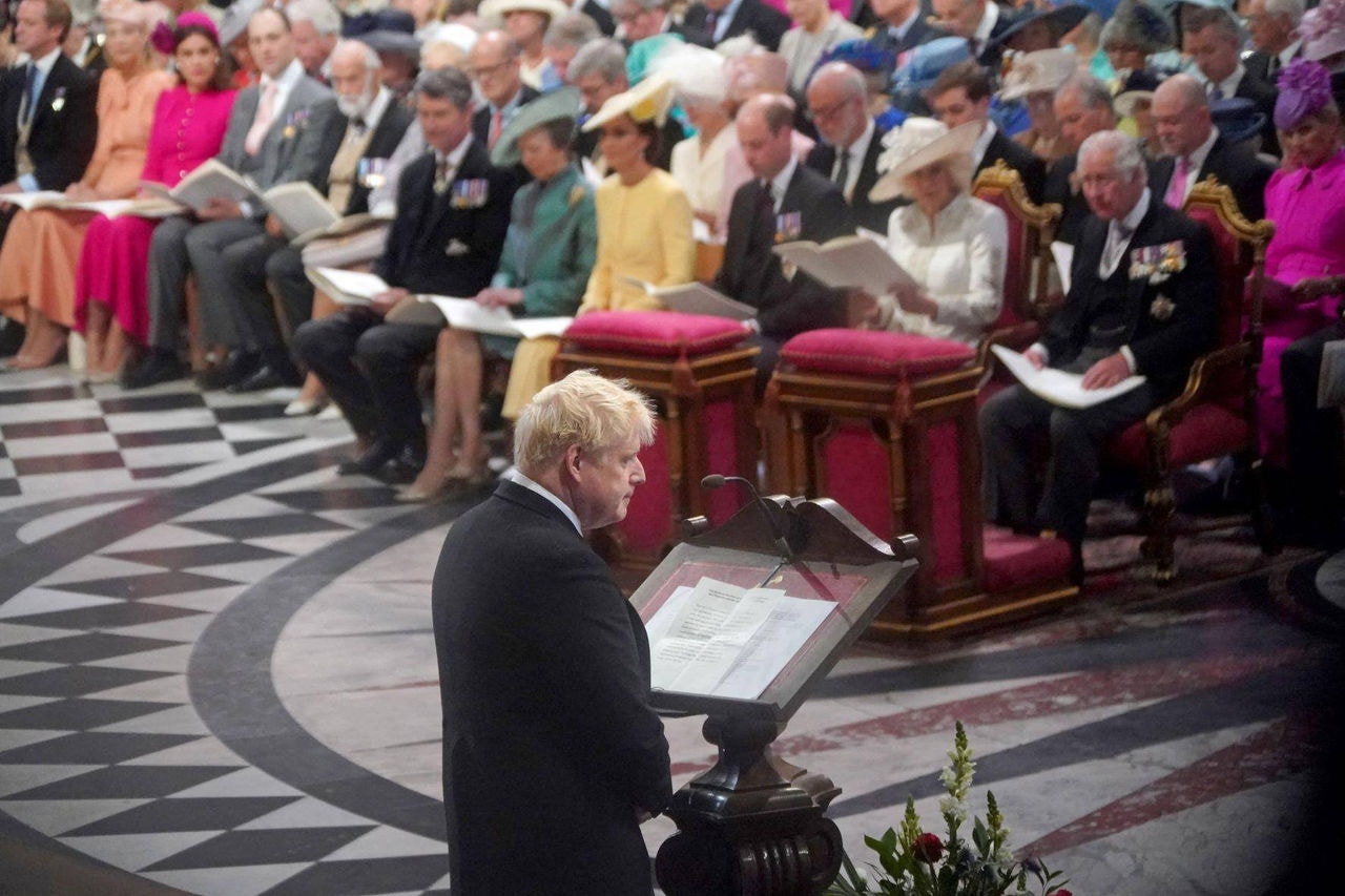 Boris Johnson fez uma leitura durante a cerimônia na catedral de Saint Paul e foi vaiado por parte da multidão ao lado de fora