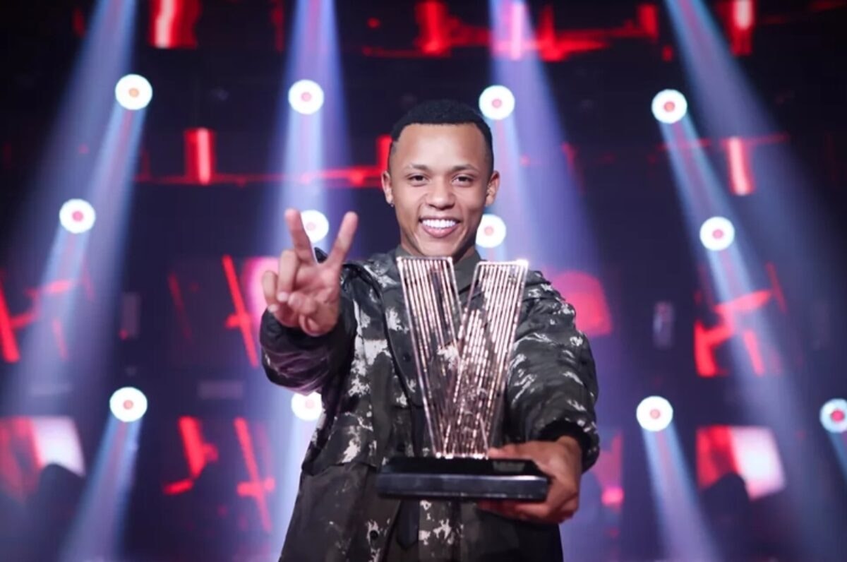 O cantor Victor Alves, campeão do The Voice Brasil, anunciou uma pausa em suas atividades musicais