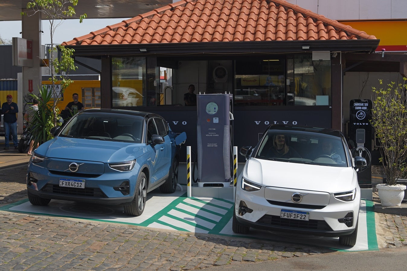 Carros elétricos da Volvo estacionados em eletroposto, no interior de São Paulo