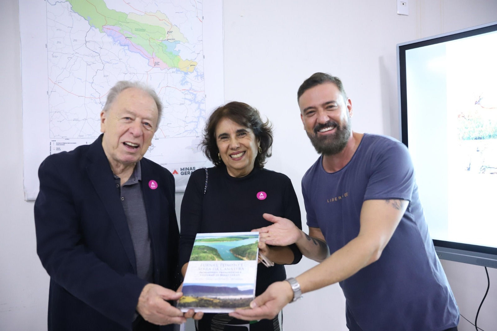 O secretário de Estado de cultura e Turismo, Leônidas Oliveira, entre Mauro Werkema e Maria Elisa Ordenes, dois dos organizadores dos textos do livro 