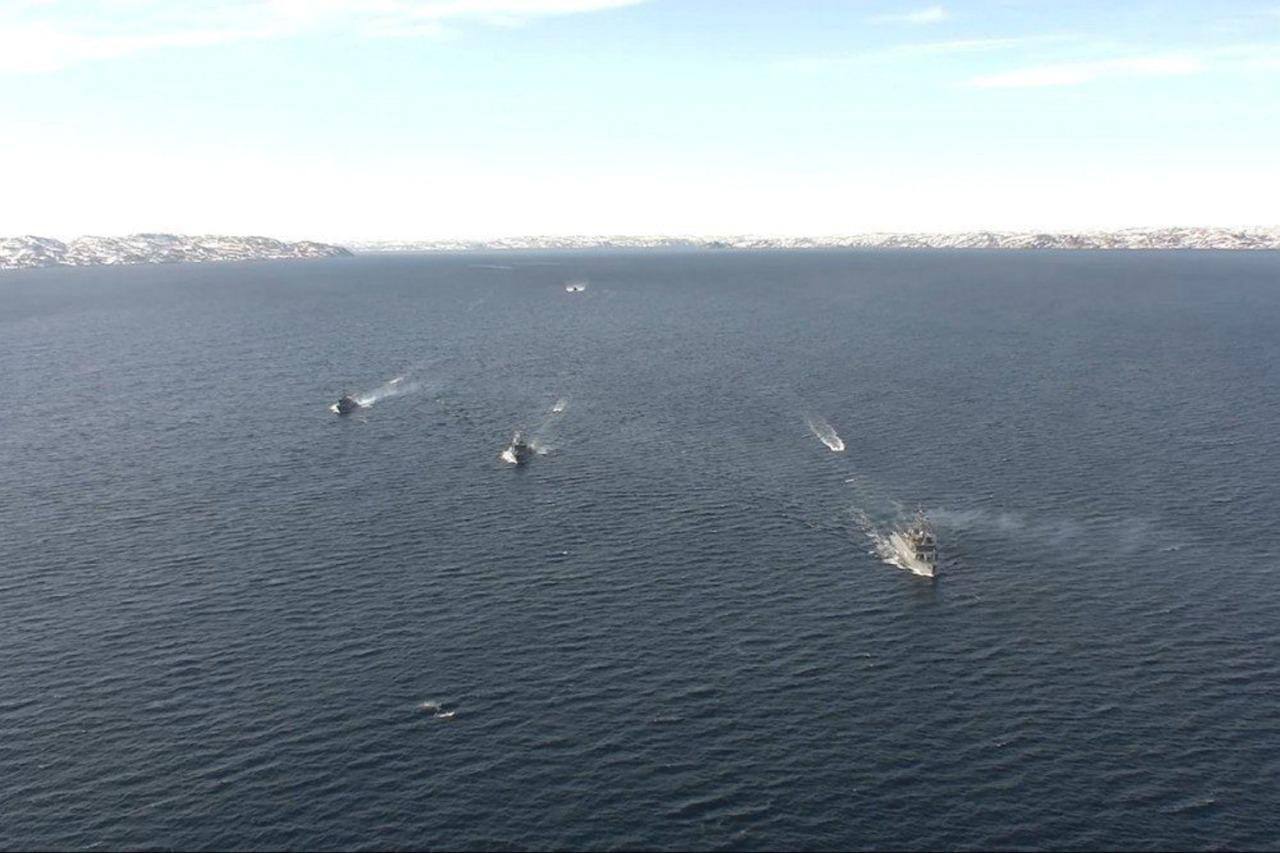 Navios da Frota do Norte da Marinha Russa partindo da Baía de Kola para as águas abertas do Mar de Barents
