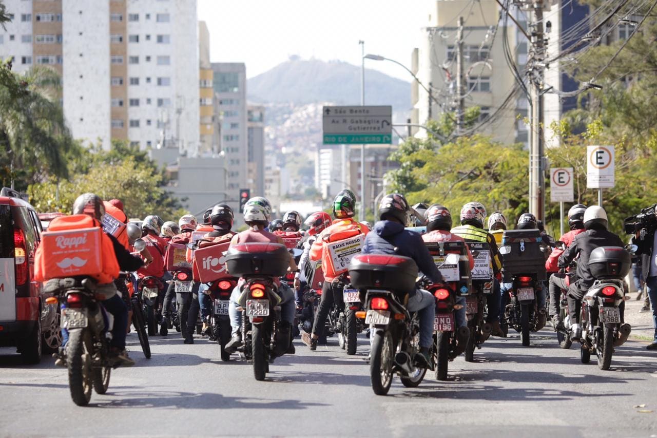 Entregadores de aplicativos fazem protesto por melhores condições de trabalho