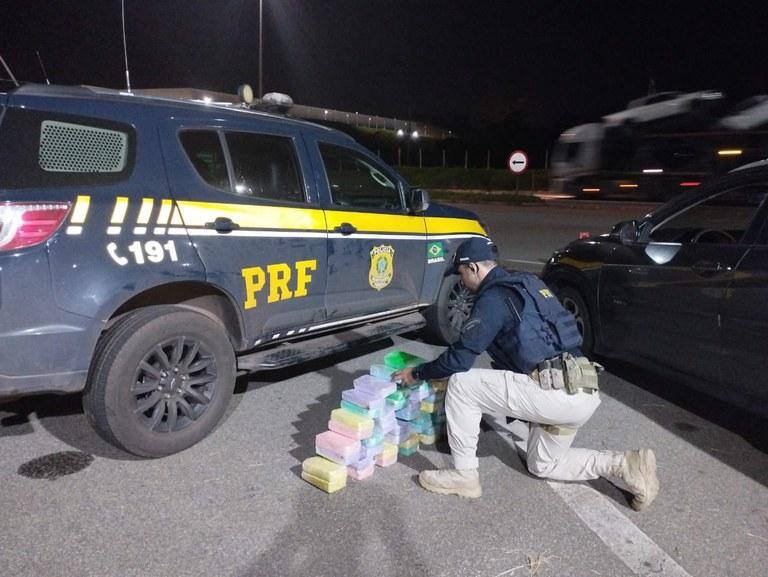 PRF encontrou 50 tablets da pasta base de cocaína escondidas no compartimento do estepe do carro