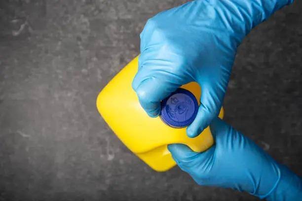 A transmissão pela bactéria acontece por meio de saliva e secreções, assim como o contato com superfícies infectadas