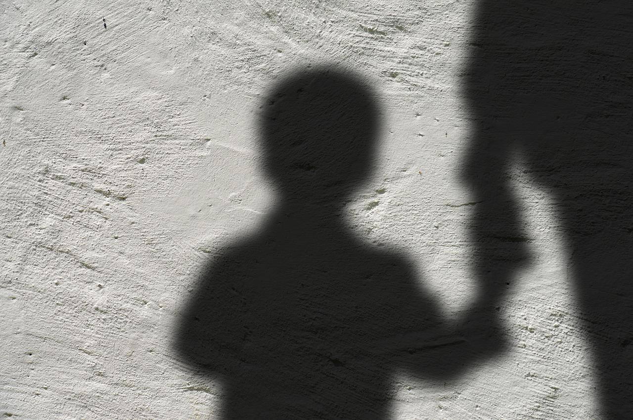Menino ficou fraco e vomitou após as agressões
