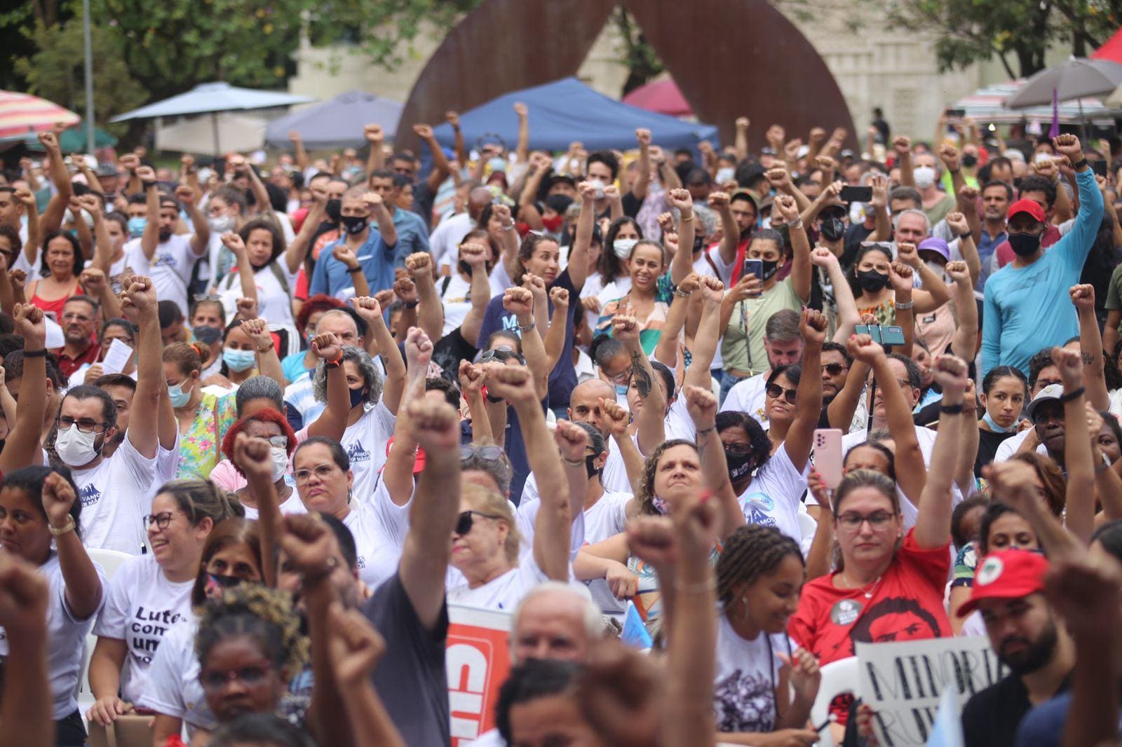 Servidores da educação realizaram assembleia geral na Praça da ALMG, em Belo Horizonte