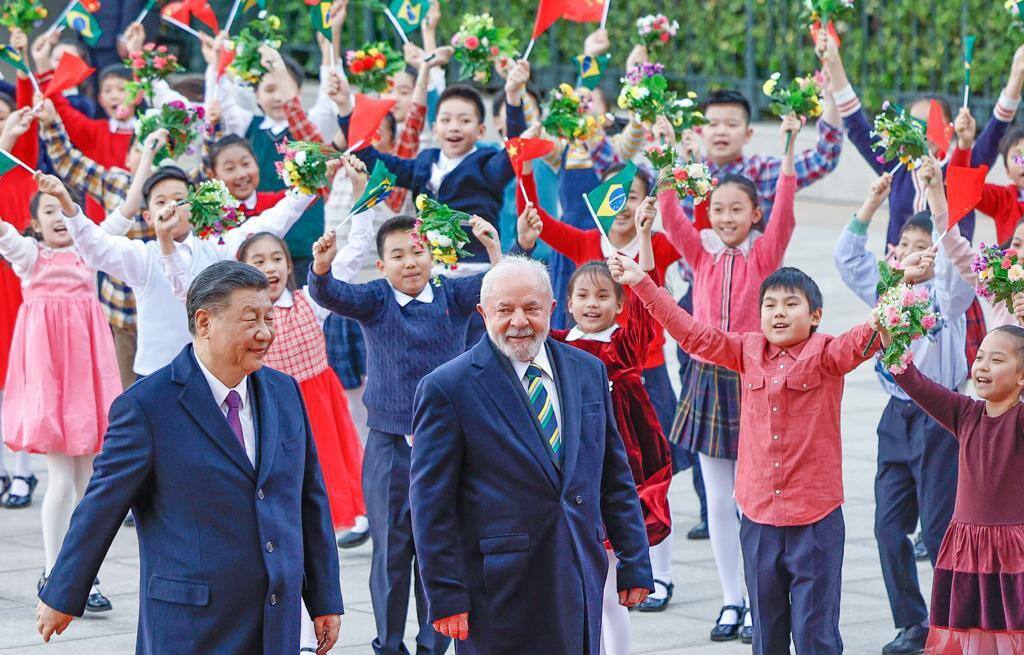 O presidente da China, Xi Jinping, recebe Lula a céu aberto, na praça em frente ao Grande Palácio do Povo, ao lado da Praça da Paz Celestial, em Pequim