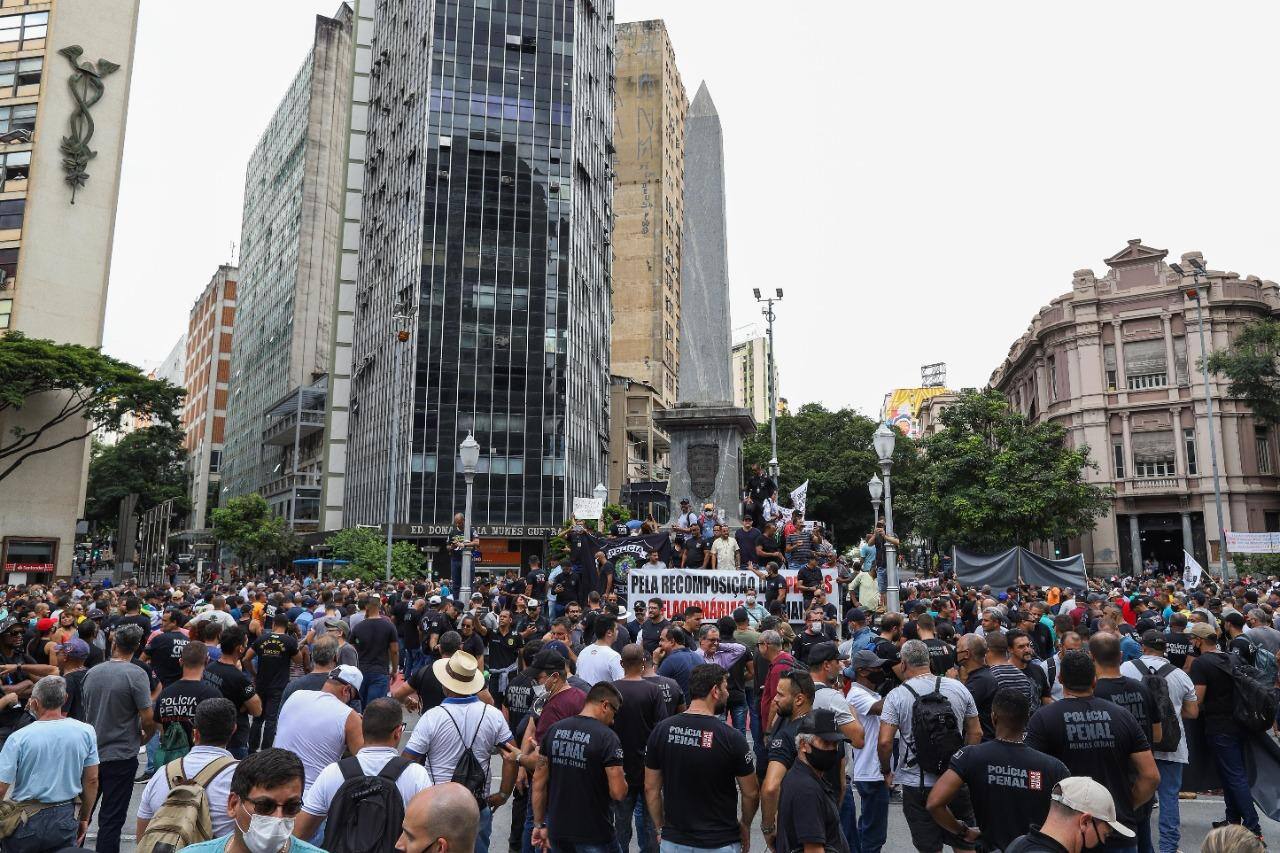 Forças de segurança de Minas Gerais lotaram a Praça Sete, no Centro de BH, em protesto contra Zema nesta segunda (21/2)