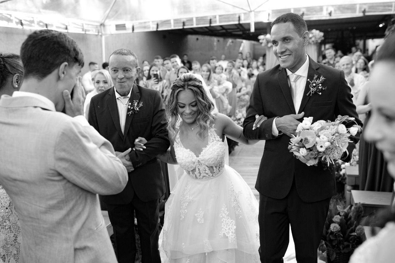 Laila superou mais um desafio e entrou andando em seu casamento