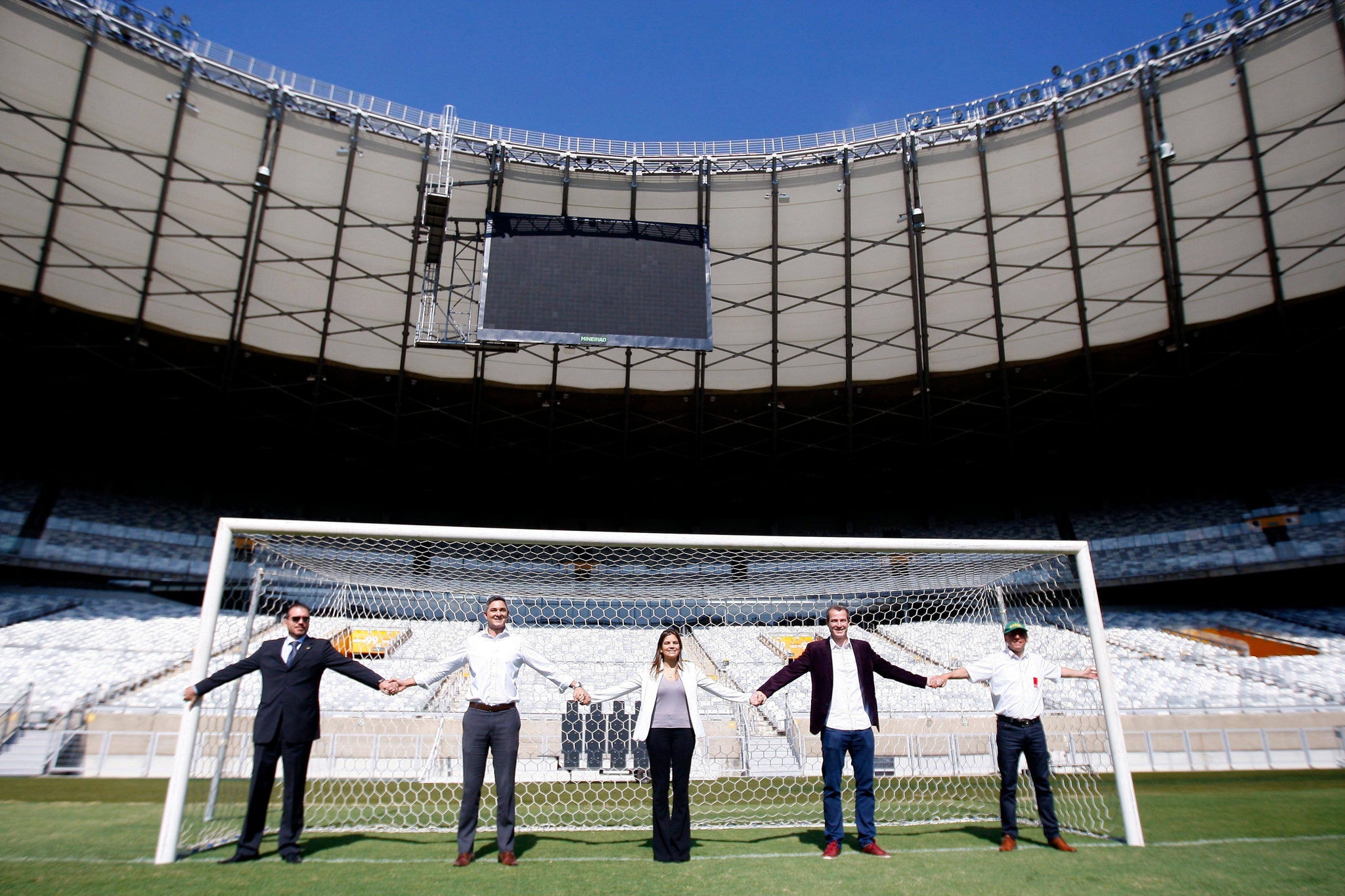 Representantes do Mineirão, da ONG alemã e do consulado da Alemanha em BH entregaram a trave e as redes em maio
