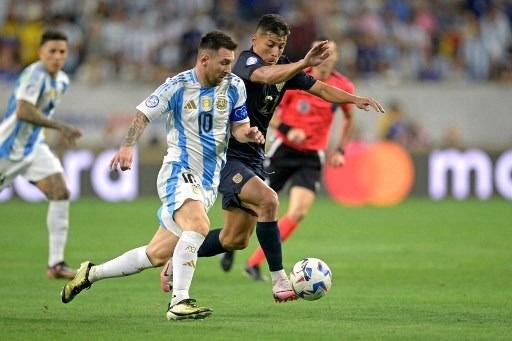 Alan Franco tenta roubar a bola de Messi durante o duelo entre Equador e Argentina, pela Copa América