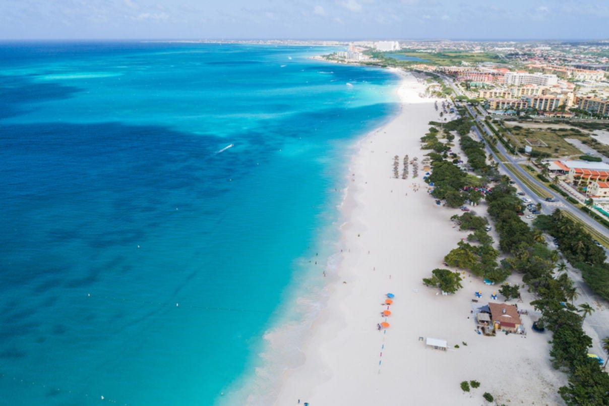 A praia de Eagle Beach foi eleita a melhor praia do Caribe e a terceira melhor do mundo no prêmio Travellers' Choice Awards Beaches 2025