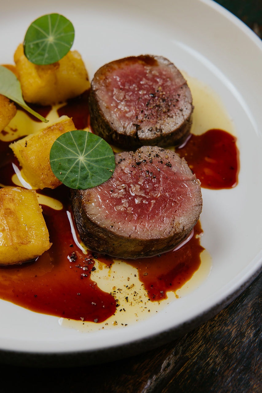 DA LATA - Carne de lata (variação entre linguiça Beira Mato, costelinha, bochecha, pernil e barriga) confitada lentamente na própria banha do porco e assada, purê de baroa com pequi e castanha de baru