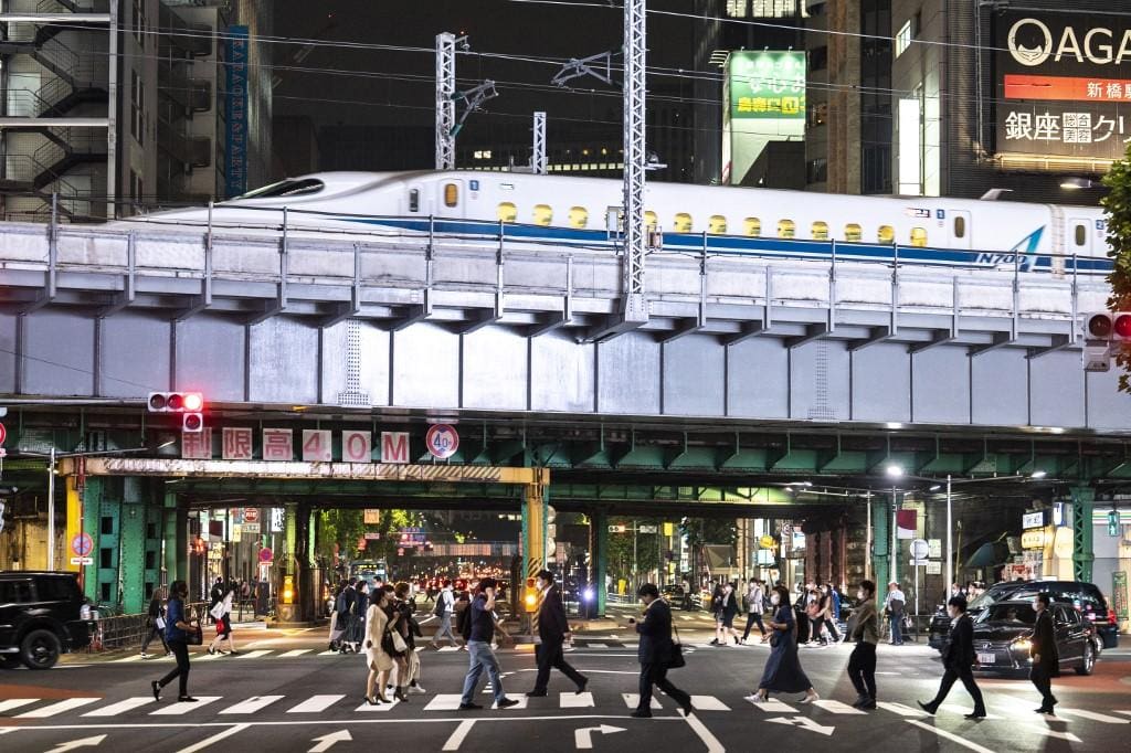 Maquinista do Japão abandona comando de trem para ir ao banheiro